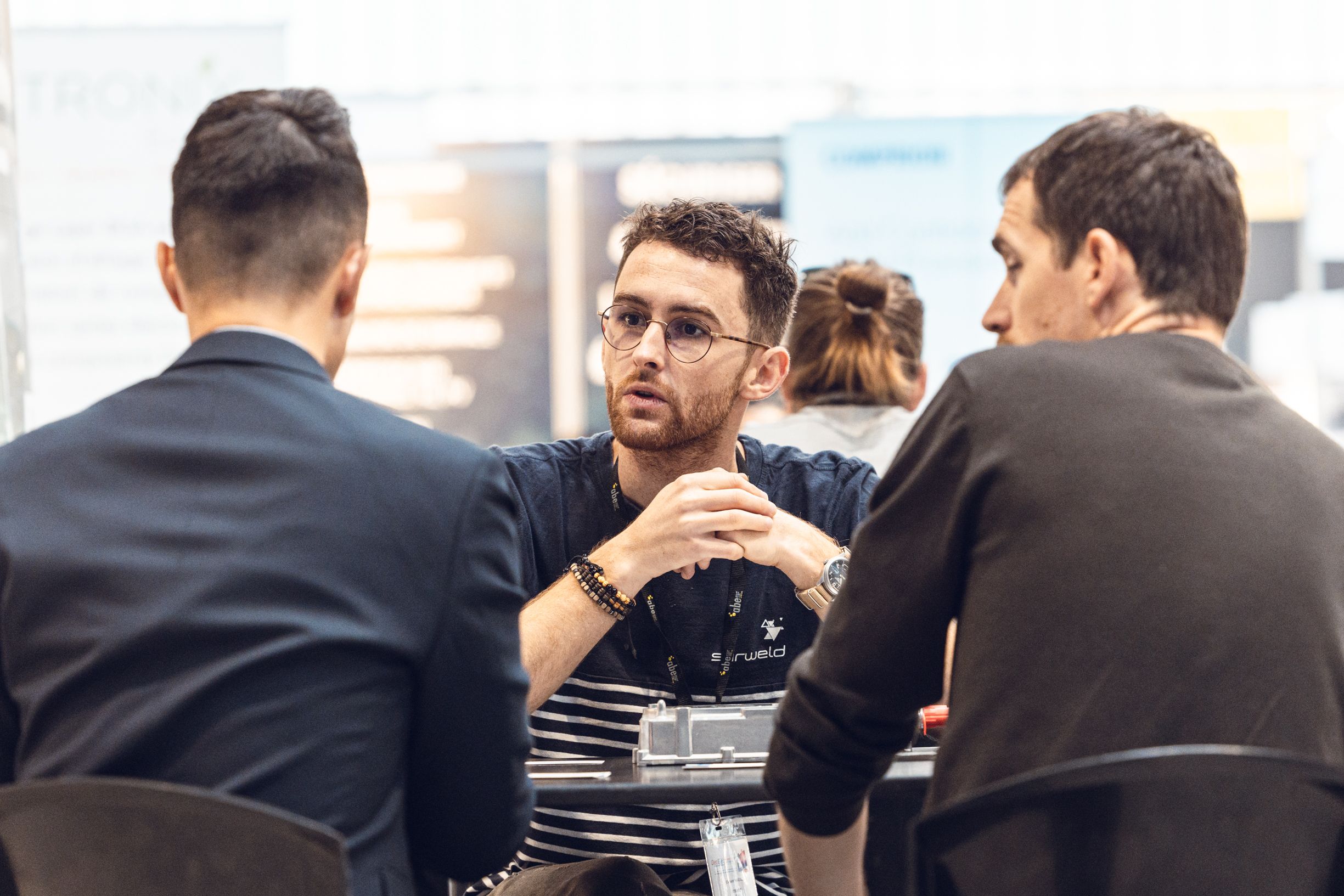 buyer and contractor in btob meeting